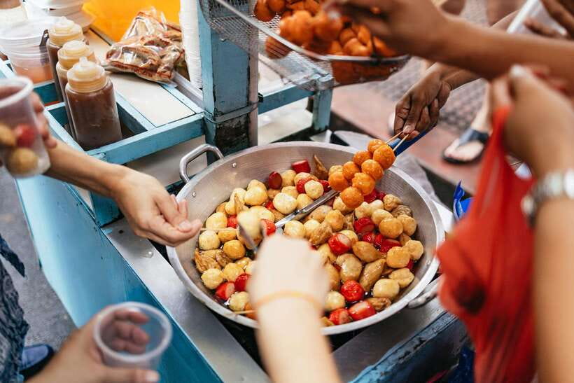 Manila: Street Food and Drinks Walking Tour with Tastings - Walking through Binondo and old Manila