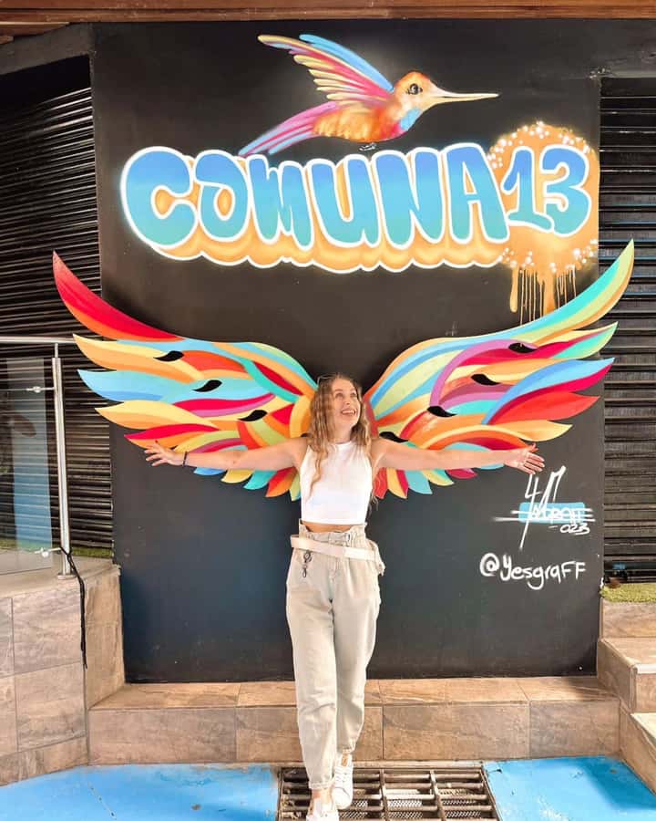 Medellín: Comuna 13 True Story and Street Food Tour - Viewpoints, escalators, and the best photo stops