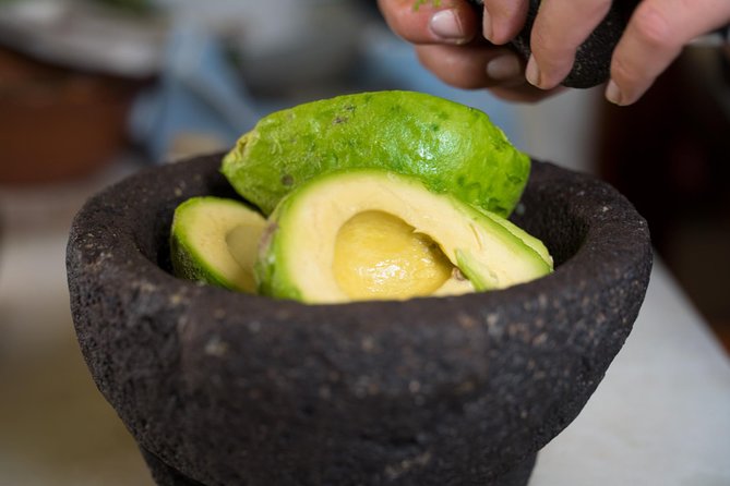Mexican Cooking Class with Food Market Visit in Mexico City - Meeting José and learning the kitchen rhythm