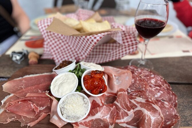 Milan's Authentic Street Food tour: A Gourmet Experience - Milan beyond the Duomo: why the walking matters