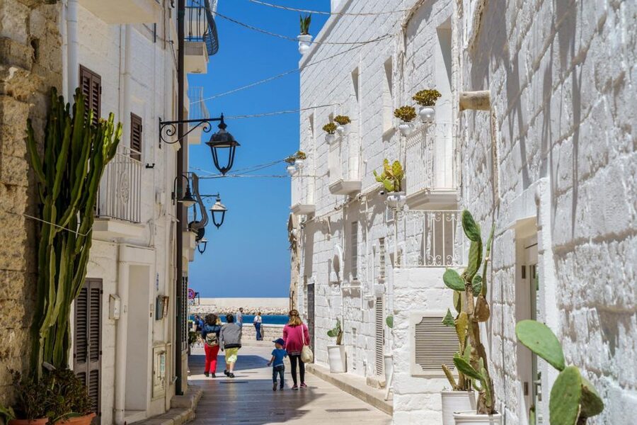 Monopoli: Walking Street Food Tour - Piazza Vittorio Emanuele II and the walk into town