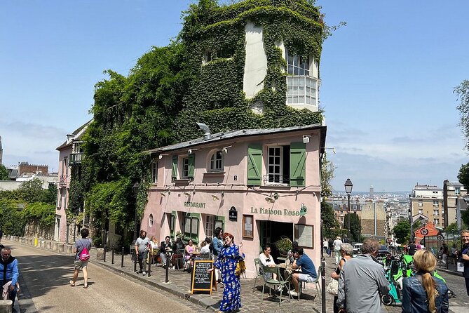Montmartre Hill French Gourmet Food and Wine Tasting Walking Tour - Place du Tertre and the artists’ square