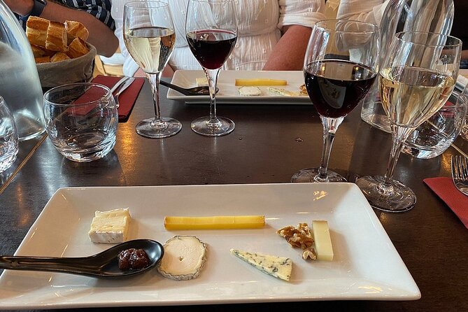 Montmartre Hill French Gourmet Food and Wine Tasting Walking Tour - How the small group changes the experience