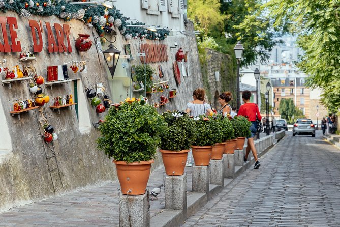 Montmartre Private Food Walking Tour With Locals: The 10 Tastings - The guides make or break the experience