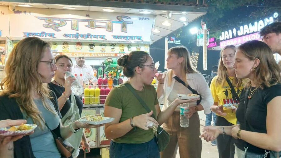 Mumbai Street Food Tour with Evening Bazaar Walk - Chowpatty Beach: Sunset, Sand, and Vegetarian Snacks