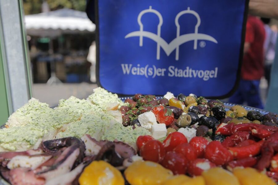 Munich: Viktualienmarkt & Altstadt Food Tour - Starting at Isartor with a cosmobiological welcome