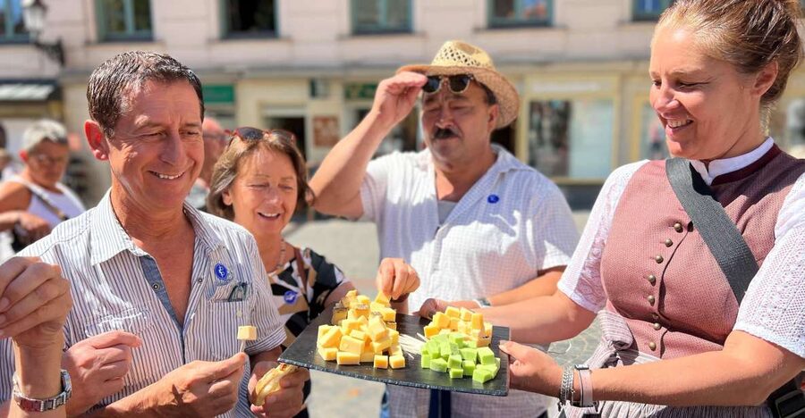 Munich: Viktualienmarkt & Altstadt Food Tour - Reaching Viktualienmarkt, Munich’s food center