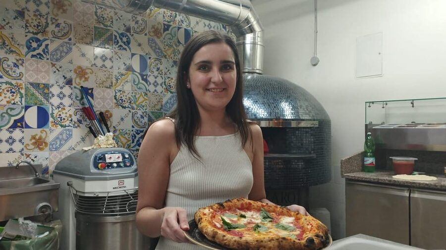 Naples: Pizza Making Class with Neapolitan Chef and drink - Who should book this experience