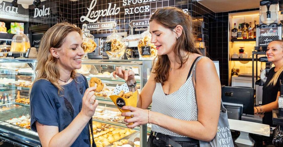 Naples: Private Food Tour – 10 Tastings with Locals - Pizza portafoglio and the first savory stops