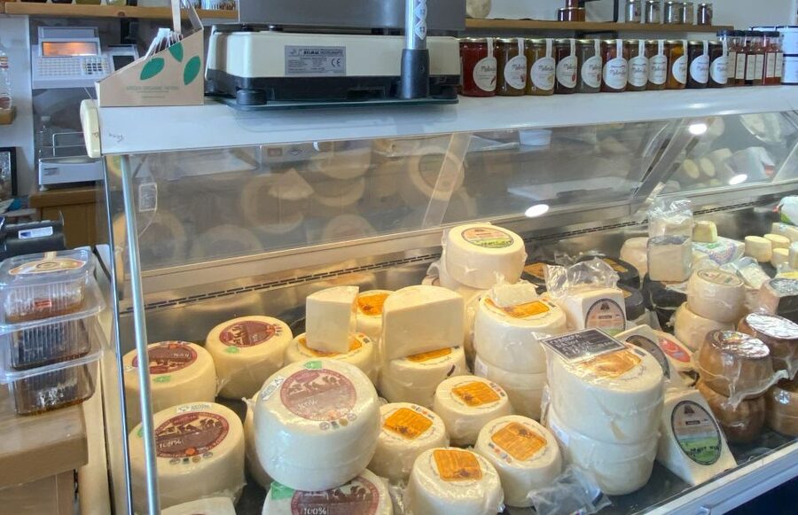 Naxos: Food Walking Tour & Cooking Class with Meal & Drinks - Cooking five Greek appetizers at a family taverna