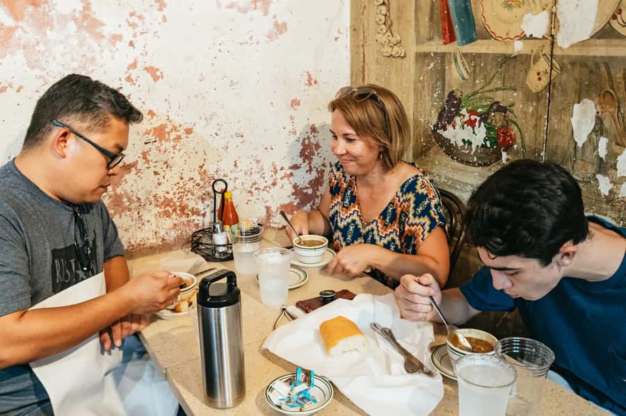New Orleans: Beloved Bites & Famous Dishes Food Tour - How the small group changes the experience