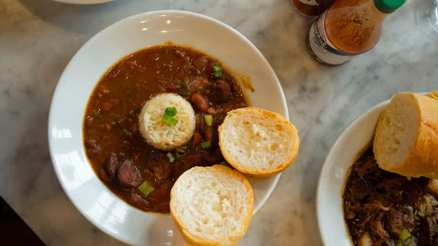 New Orleans: Beloved Bites & Famous Dishes Food Tour - Meeting at Jackson Square and entering the French Quarter