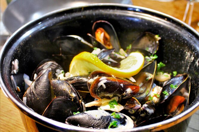 NO DIET CLUB - Unique food tour in Bordeaux ! - Starting with mussels at the Marché des Capucins
