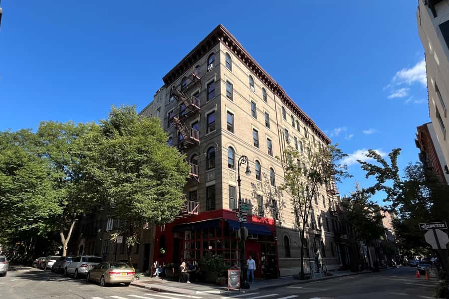 NYC: Greenwich Village Food Tour - Ending with an award-winning cupcake