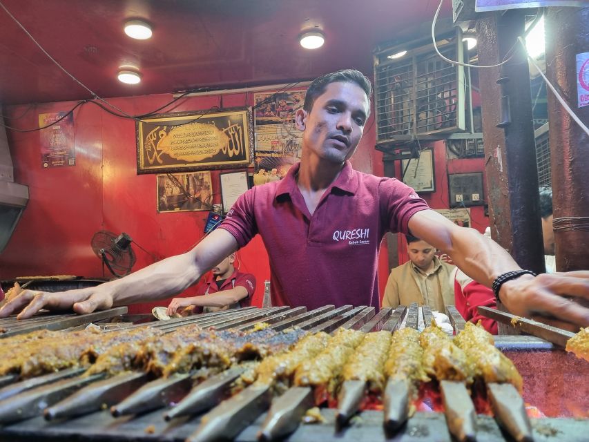 Old Delhi Food Tour: A Night Time Feast - Ballimaran brings fried chicken, curry, and old lanes