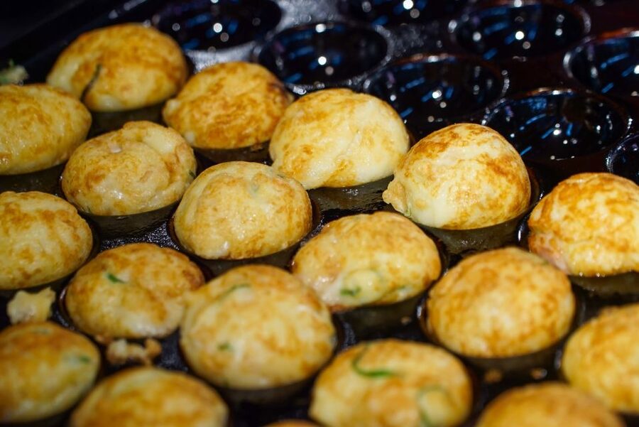 Osaka: Kuromon Market Food Walking Tour (6 stops, 6 tastes) - A short local restaurant stop