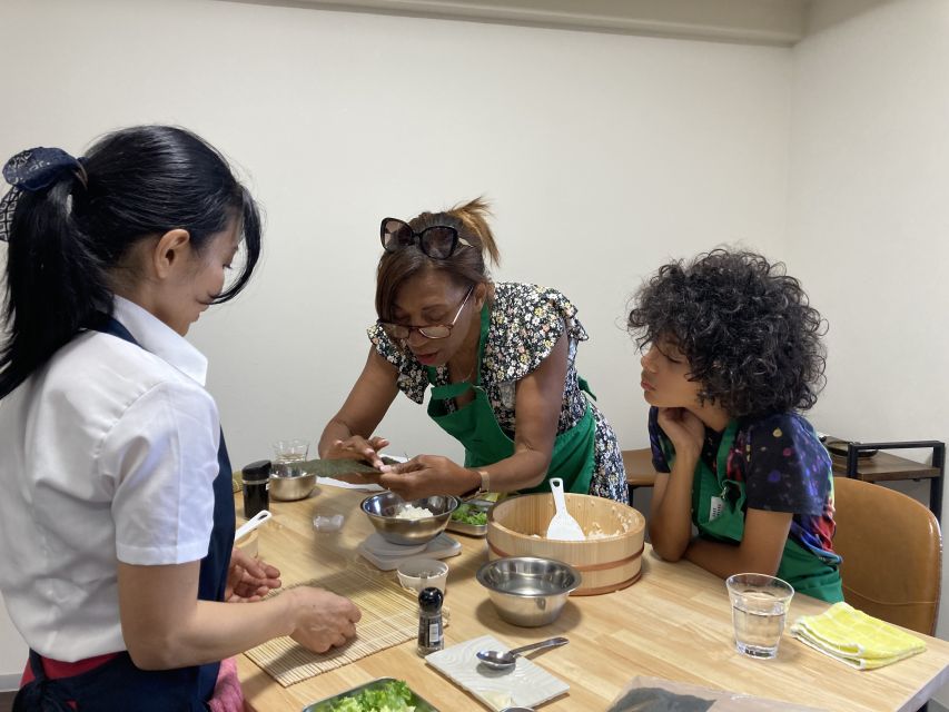 Osaka: Sushi Class in Dotonbori - Starting with the salad roll