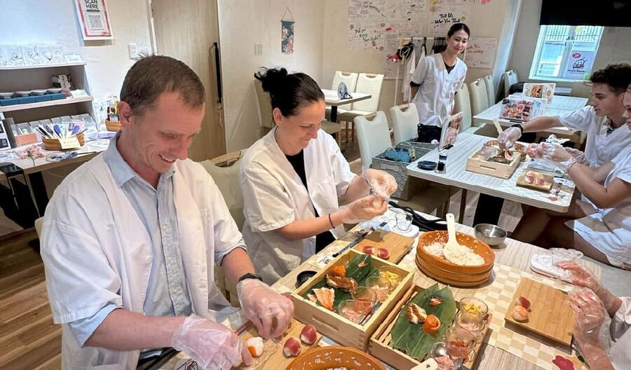 Osaka: Sushi Making in Spacious Studio (SAME-DAY OK!) - Certificates, photos, and the small souvenir