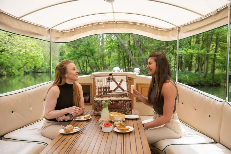 Oxford: Scenic Sightseeing Cruise with Gourmet Picnic - University Boathouses and the Regatta Course