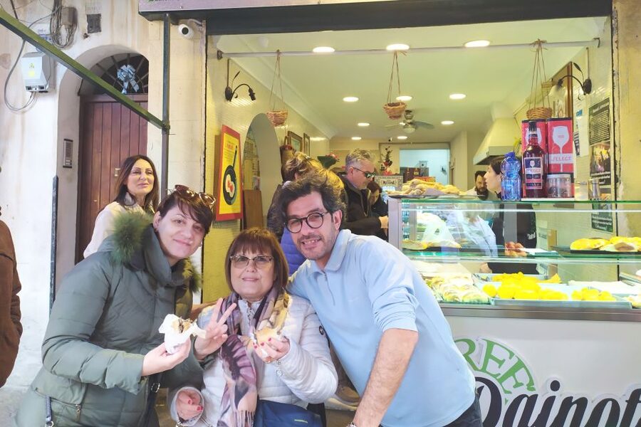 Palermo: City Walking Tour & Street Food Tasting with Drink - What the guide adds to the three hours