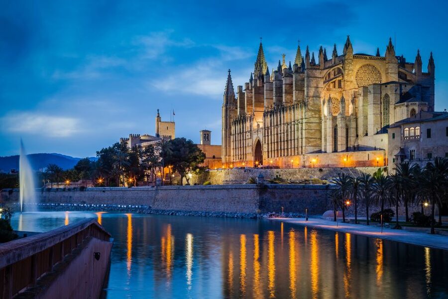 Palma: Culinary Tapas Tour of the Old Town - Warm tapas at the second local bar