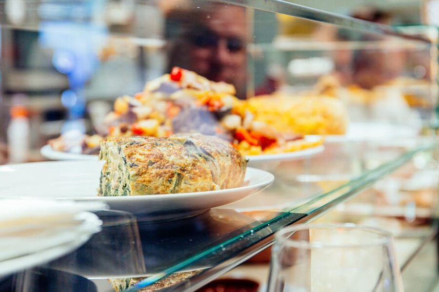 Palma de Mallorca: Foodie Walking Tour of the Old Town - Guides, language, and group style