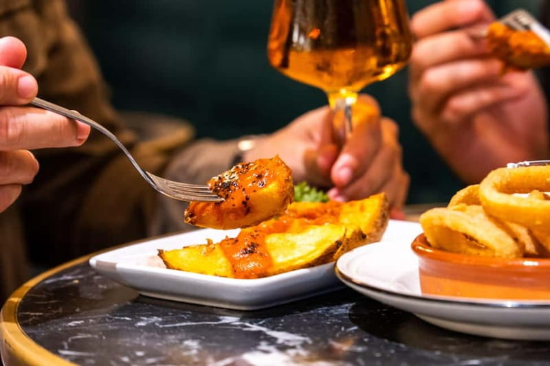 Palma de Mallorca: Gourmet Tapas and Wine Tour - Walking through Carrer dels Hostals and Carrer del Sindicat
