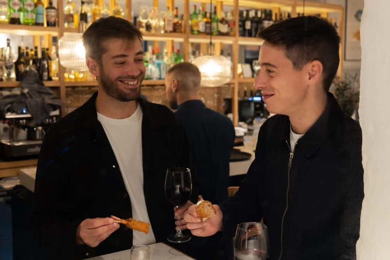 Palma de Mallorca: Gourmet Tapas and Wine Tour - A pause at Plaça Major