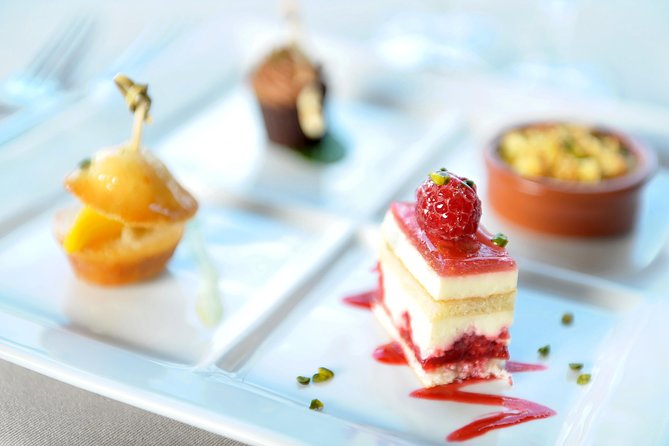 Paris 3-Course Gourmet Dinner and Sightseeing Seine River Cruise - Drinks and the feeling of extra charges