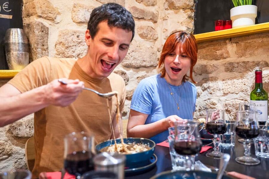 Paris: Champagne and Oysters Food Tour - Oysters and white wine start the meal