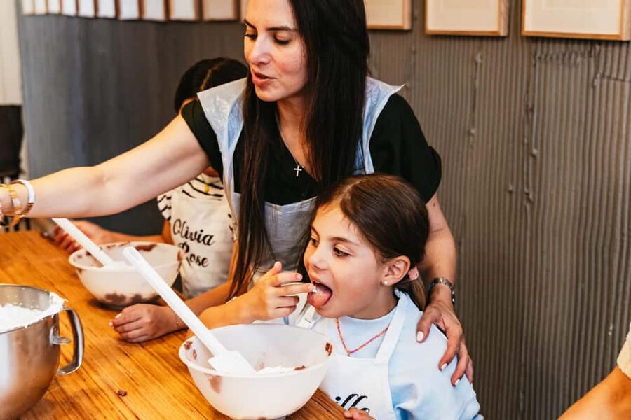 Paris: French Macaron Culinary Class with a Chef - Finding the grey door at Maison Fleuret School