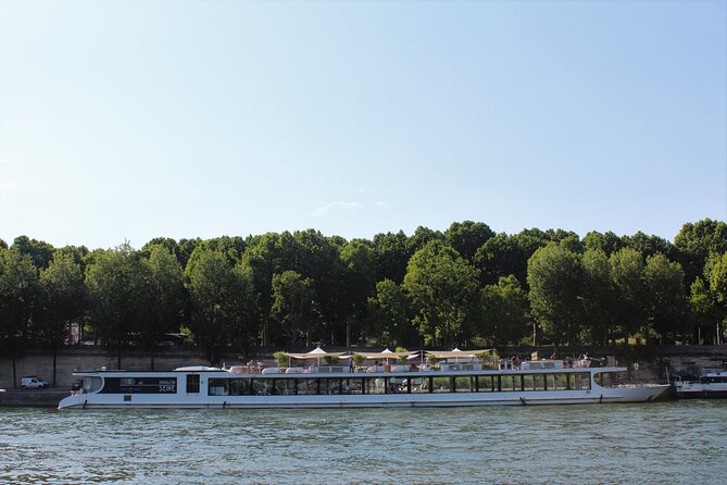 Paris Gourmet Dinner Seine River Cruise with Singer and DJ Set - What the Diamant Bleu evening is really like