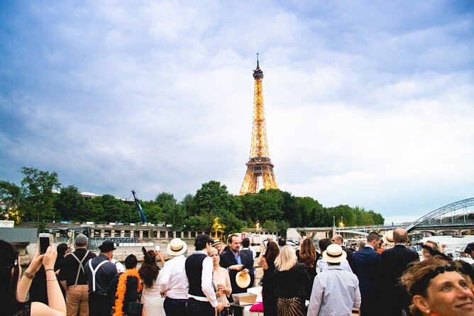 Paris Gourmet Dinner Seine River Cruise with Singer and DJ Set - The Eiffel Tower moment