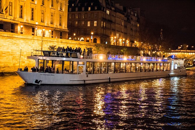 Paris Gourmet Dinner Seine River Cruise with Singer and DJ Set - Seating, group size, and comfort