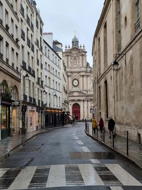 Paris Le Marais Food Tour: Full Traditional French Feast - Place des Vosges And The Seated Main Course