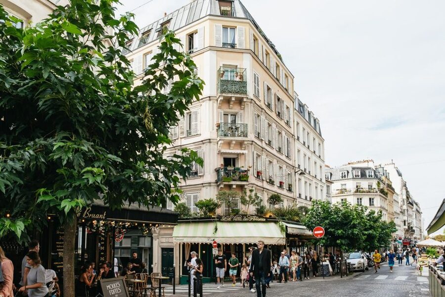 Paris: Montmartre Food and Wine Guided Tour - Oysters, wine, and a local restaurant stop
