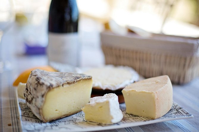 Paris Montmartre Food Tour - A Full French Meal by Do Eat Better - Cheese and artists at Place du Tertre