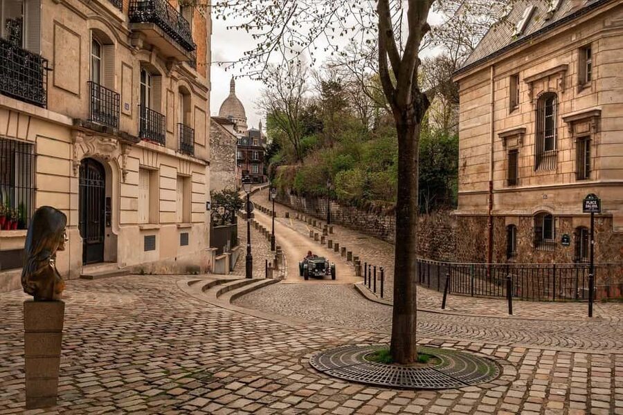 Paris: Montmartre Food Tour with Full Meal - Rue du Chevalier-de-La-Barre and the savory heart of the tour