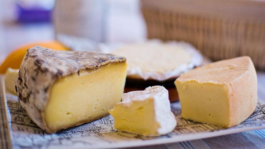 Paris: Taste of Montmartre Food & Wine Walking Tour - What the guides add to the experience
