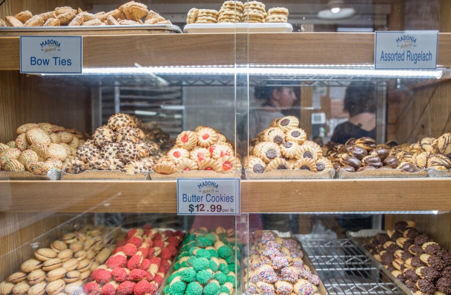 Philadelphia: Italian Market Walking Food Tour - Isgro Pastries and Handmade Cannoli