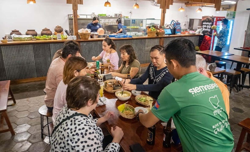 Phnom Penh: Evening Food Tour with Drinks & Tuk Tuk Included - Why an evening tuk-tuk tour works well in Phnom Penh