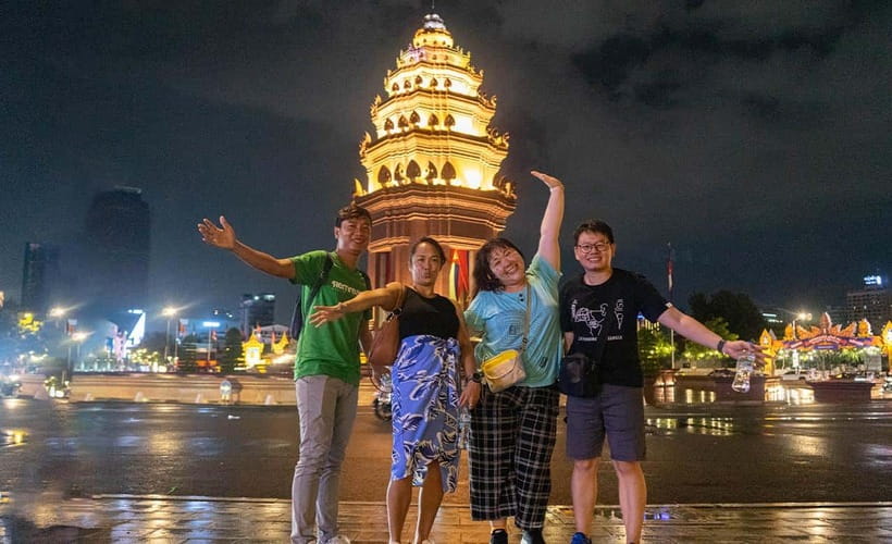 Phnom Penh: Evening Food Tour with Drinks & Tuk Tuk Included - A family kitchen near the Royal Palace