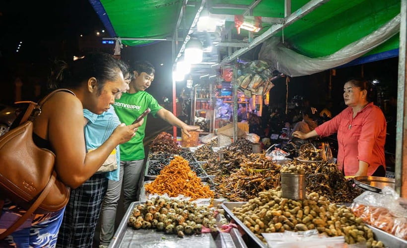 Phnom Penh: Evening Food Tour with Drinks & Tuk Tuk Included - The night markets: snacks, shopping, and Khmer ingredients