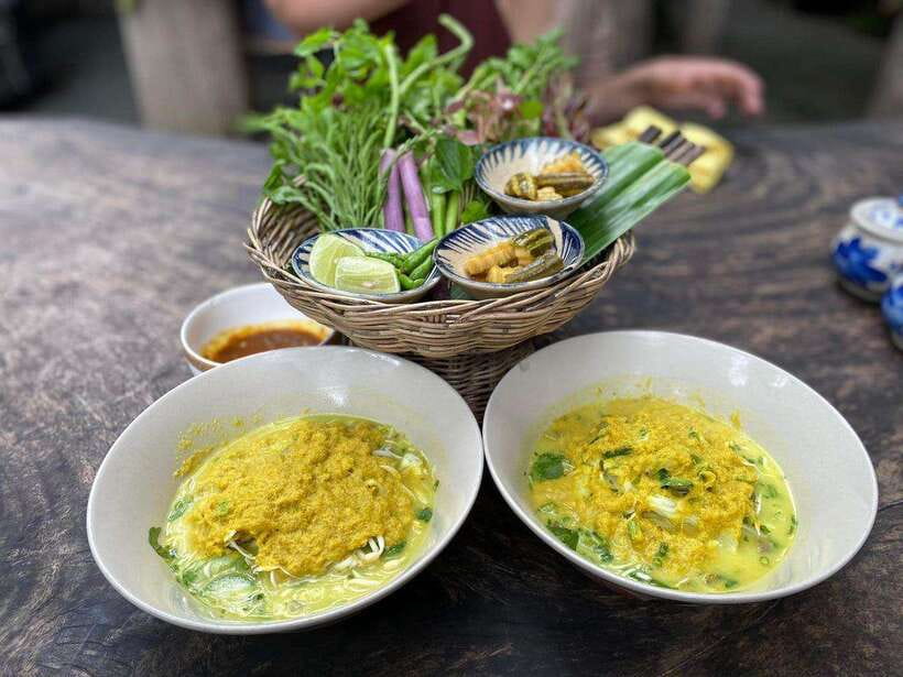 Phnom Penh: Evening Food Tour with Drinks & Tuk Tuk Included - The adventurous tasting: insects are optional