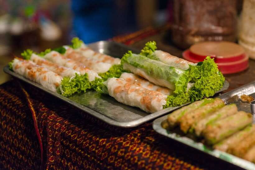 Phnom Penh: Evening Food Tour with Drinks & Tuk Tuk Included - Independence Monument and the Royal Palace area