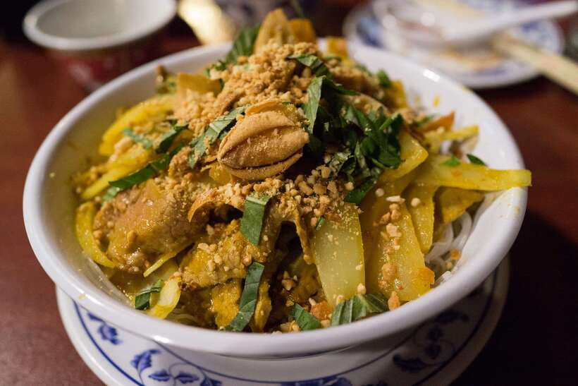 Phnom Penh: Evening Food Tour with Drinks & Tuk Tuk Included - Finishing with beer, pool, and local nightlife