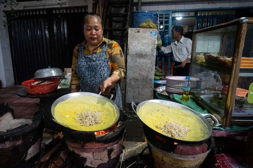 Phnom Penh: Night Foodie Tour by Tuk Tuk with Drinks - City sights between each plate