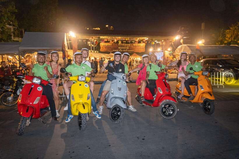 Phnom Penh Night Foodie Vespa Tour / Tuk Tuk Available - Independence Monument and the Royal Palace