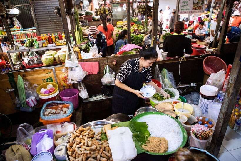 Phnom Penh's Ultimate Street Food Tour by Tuk Tuk - Russian Market: the sensory center of the evening