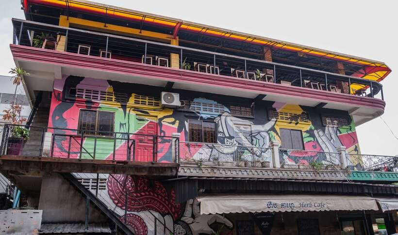 Phnom Penh: Street Art & Food Tour by Tuk-Tuk - Who should book this Phnom Penh tour?